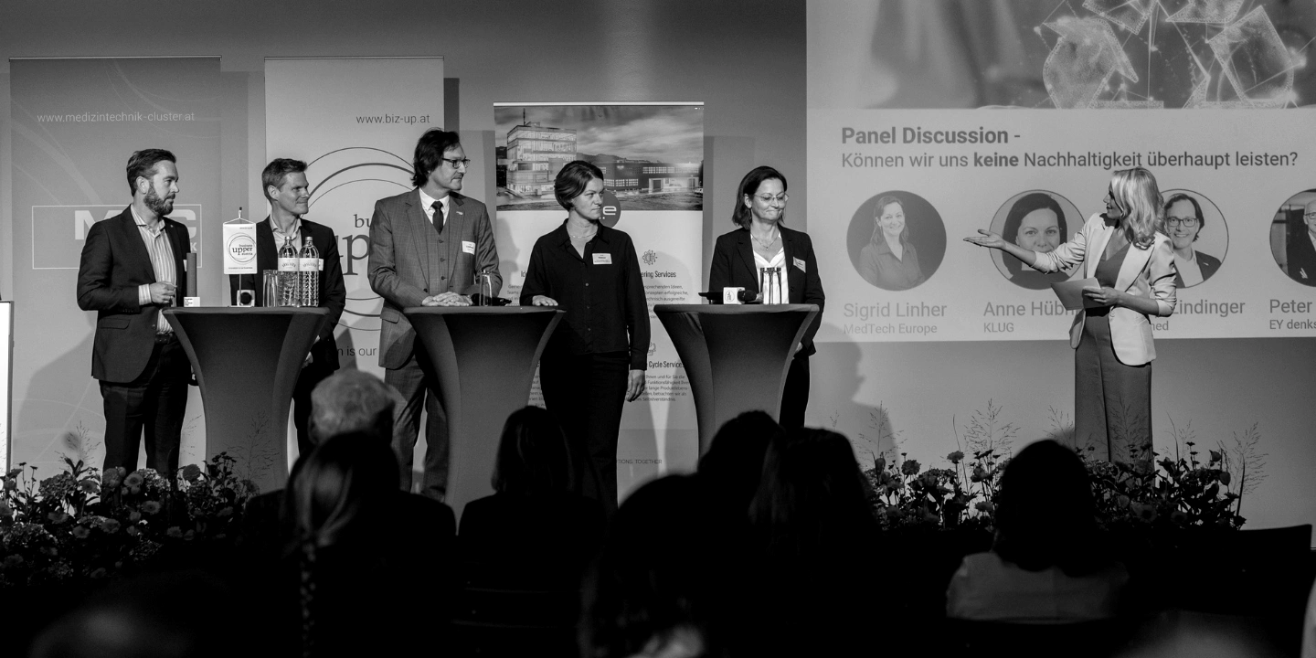 Carola Wachholder als Moderatorin auf einer Fachkonferenz