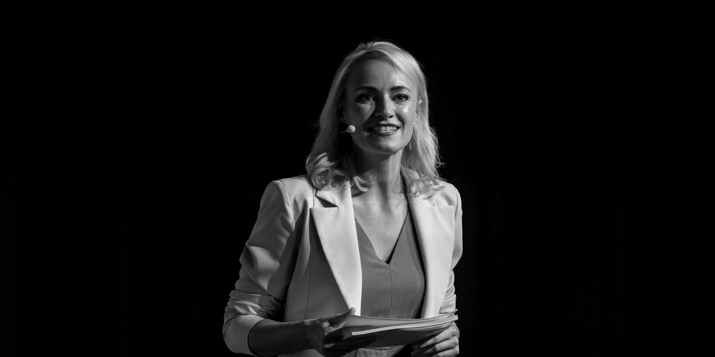 Carola Wachholder als Moderatorin einer Diskussionsrunde